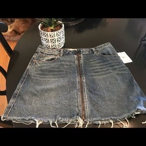 Jean skirt with zipper front and raw edge hem